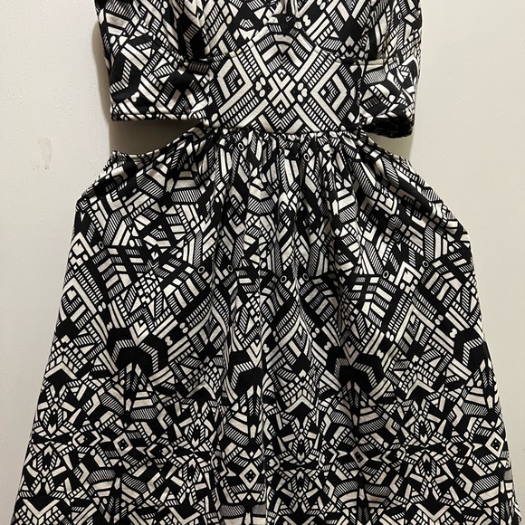 Beautiful Dress - Picture 2 of 5